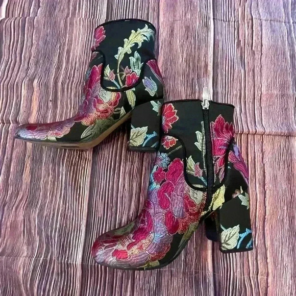 Marc Fisher Jana Boot metallic tapestry, colorful party holiday size 6 1/2 - Picture 3 of 8